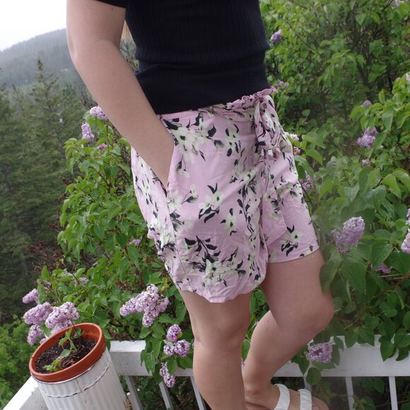 Ladies Vero Moda Flower Shorts - Picture 1 of 5